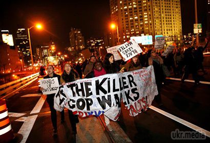 Демонстранти в Нью-Йорку заблокували Бруклінський міст. Сотні протестувальників вийшли на Бруклінський міст на Манхеттені рано вранці, 5 грудня