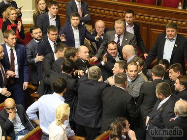 Журналіст Бутусов: Бійку в Раді спровокував якийсь ідіот з Блоку Порошенко. Нардепа Володимира Парасюка штовхнув депутат Блоку Петра Порошенка (БПП) Федір Негой