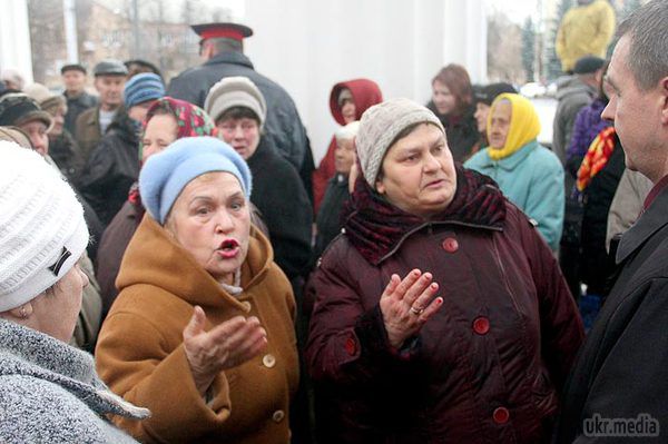 У Донецьку російським журналістам довелося тікати від розлючених бабусь. Російським журналістам довелося тікати від розлючених пенсіонерок, які стояли в черзі за гуманітарною допомогою від благодійного Фонду Ріната Ахметова в Донецьку.