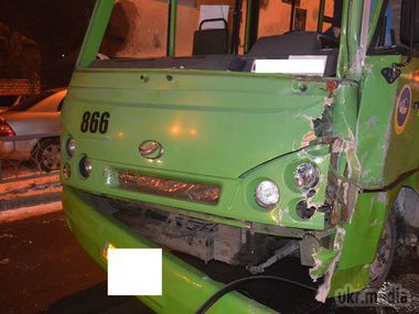 Число постраждалих у ДТП в Харкові зросло до 25 осіб. Вчора близько 18.00 у Харкові три автомобілі зіткнулися з двома автобусами.