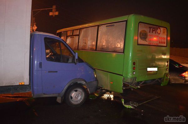 Число постраждалих у ДТП в Харкові зросло до 25 осіб. Вчора близько 18.00 у Харкові три автомобілі зіткнулися з двома автобусами.
