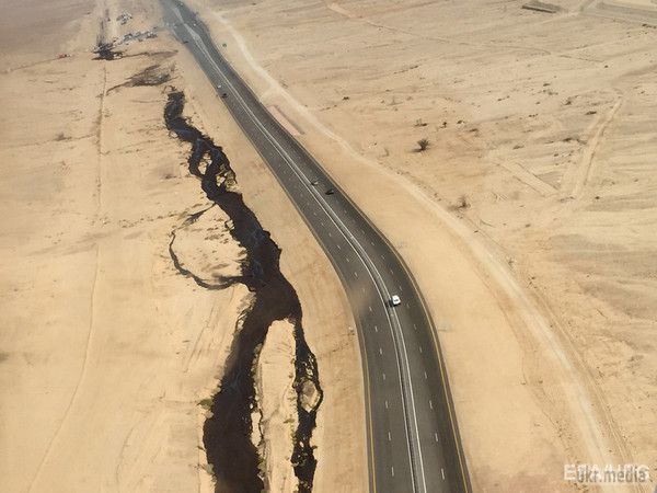 Аварія на нафтопроводі в Ізраїлі. Фоторепортаж. В пустелі Арава на південно-сході Ізраїлю відбулася аварія на нафтопроводі "Ейлат - Ашкелон", внаслідок чого на шосе вилилися тисячі кубометрів нафти. 