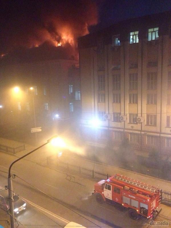 У Дагестані загорілася будівля місцевого ФСБ. У ці хвилини в Махачкалі горить будівля Управління ФСБ росії по Дагестану