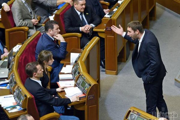 Першу бійку парламенту не вписали в стенограму Ради. Фразу, через яку почалася бійка, назвали "шумом в залі".