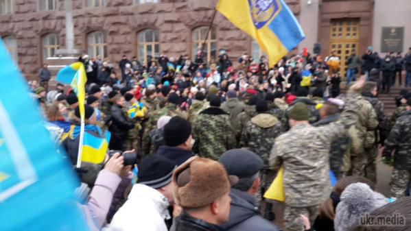 Бійці 12-го батальйону «Київ» промарширували Хрещатиком. У суботу, 6 грудня, кияни вітають на Хрещатику бійців 12-го батальйону, котрі повернулися із зони АТО.