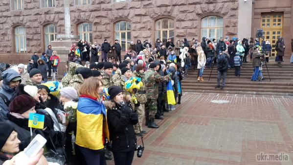 Бійці 12-го батальйону «Київ» промарширували Хрещатиком. У суботу, 6 грудня, кияни вітають на Хрещатику бійців 12-го батальйону, котрі повернулися із зони АТО.