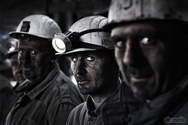 На ахметовських шахтах в Луганській області грядуть скорочення - джерело. З 15 грудня 2014 близько 70% співробітників ВАТ «ДТЕК-Ровенькиантрацит» і ВАТ «ДТЕК-Свердловантрацит» будуть відправлені у безкоштовні відпустки. 