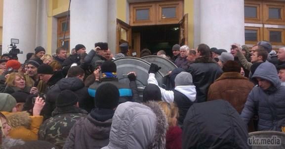 У Вінниці свій Майдан: активісти палили шини і штурмували облраду. На пікеті кидаються яйцями, виникають сутички.