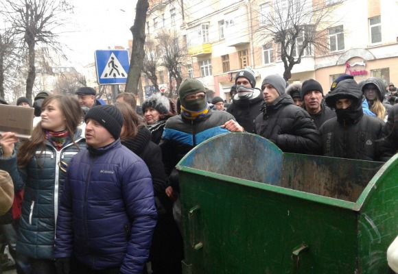 У Мережі з'явилося відео штурму Вінницької ОДА. У Вінниці 6 грудня відбувся протест проти відставки голови ОДА Сергія Світко, який був підтриманий раніше зборами Майдану.