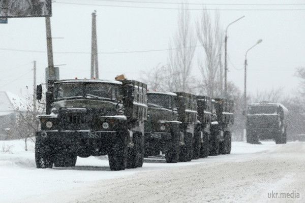 ОБСЄ зафіксувала сотню військових вантажівок під Донецьком. Спеціальна моніторингова місія (СММ) ОБСЄ зафіксувала колони з більш, ніж 100 військових автомобілів, які рухалися на захід у бік Донецька.