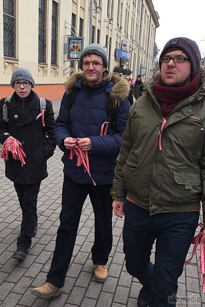 Волонтерів затримали за білоруські стрічки. Активісти Павло Білоус, Франак Вечірка, невідома дівчина-волонтер і фотожурналіст Володимир Грідін, який освітлював захід, були затримані,