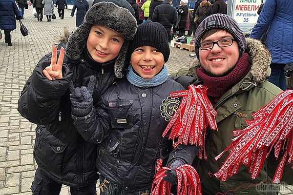 Волонтерів затримали за білоруські стрічки. Активісти Павло Білоус, Франак Вечірка, невідома дівчина-волонтер і фотожурналіст Володимир Грідін, який освітлював захід, були затримані,