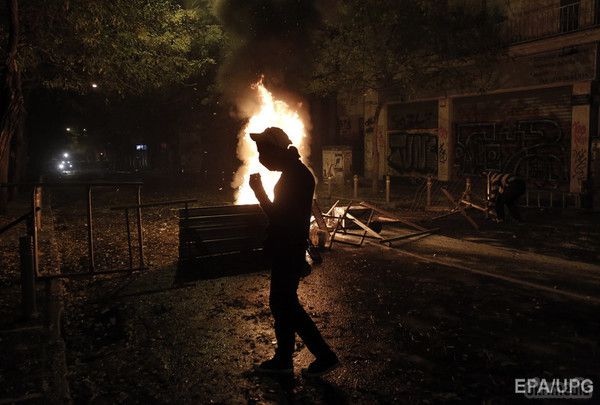 Заворушення в Афінах. Фоторепортаж. Марш протесту в столиці Греції вилився в безлади. Демонстранти закидали поліцію камінням і пляшками із запальною сумішшю. Поліція застосувала сльозогінний газ і водомети. Близько 30 людей затримано.