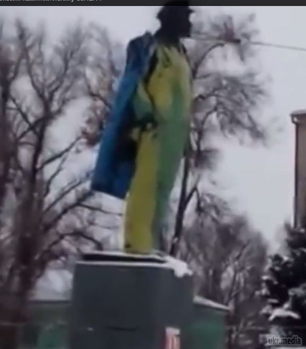«Ленінопад» триває: у Дніпропетровську знесли пам'ятник Леніну (відео). Днями в Дніпропетровську активісти повалили пам'ятник Леніну. Молоді люди скандували: «Правий сектор!» Вони накинули трос на шию «вождя» і стягнули Леніна з постаменту. 