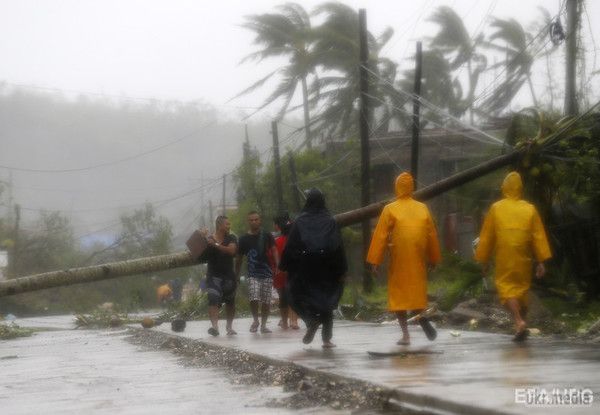 Потужний тайфун у Філіппінах (фото). Тайфун "Хагупит" пізно ввечері 6 грудня наніс удар по східній і центральній частинах Філіппін. 