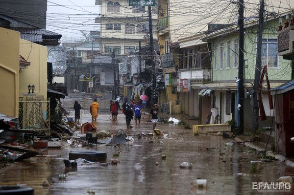 Потужний тайфун у Філіппінах (фото). Тайфун "Хагупит" пізно ввечері 6 грудня наніс удар по східній і центральній частинах Філіппін. 