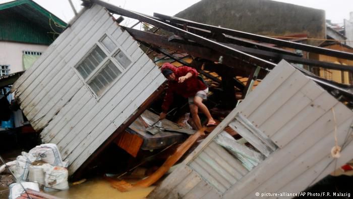 Через тайфун сотні тисяч філіппінців покинули свої домівки. Тайфун "Хагупіт" на Філіппінах завдав значних збитків. Але завдяки своєчасній евакуації жителів його наслідки стали не такими катастрофічними, як унаслідок стихії минулого року.