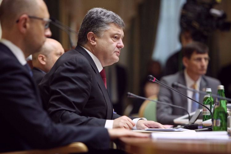 Порошенко: Ми готові провести децентралізацію влади. Керівництво країни робить ставку на сумлінних, ініціативних і рішучих чиновників