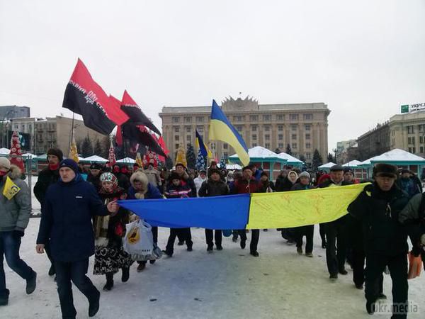 Активісти Євромайдану встановили в Харкові пам'ятний знак борцям за незалежність України. В Харкові під час Народного віче, присвяченого Дню Збройних сил, активісти Евромайдана встановили гранітний камінь у пам'ять про загиблих за незалежність України.