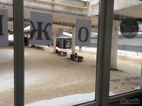 Фотофакт: на автовокзалі в Луганську працює зал очікування. «На автовокзалі в Луганську працює зал очікування», - таке повідомлення з'явилося в одній з соцмереж. До повідомлення додається дві фотографії.