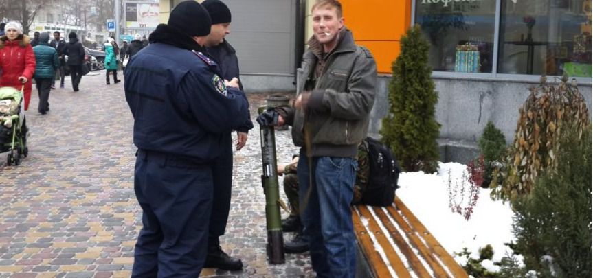 У Дніпропетровську збройні гранатометом хлопці збирали гроші для бійців АТО. У Дніпропетровську збройні гранатометом люди просили у перехожих допомоги для бійців АТО