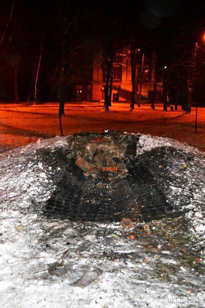 У Харкові підірвали пам'ятник воїнам УПА. Минулої ночі в Харкові знову прогримів вибух. Цього разу невідомі пошкодили пам'ятний знак воїнам УПА, встановлений у Молодіжному парку.