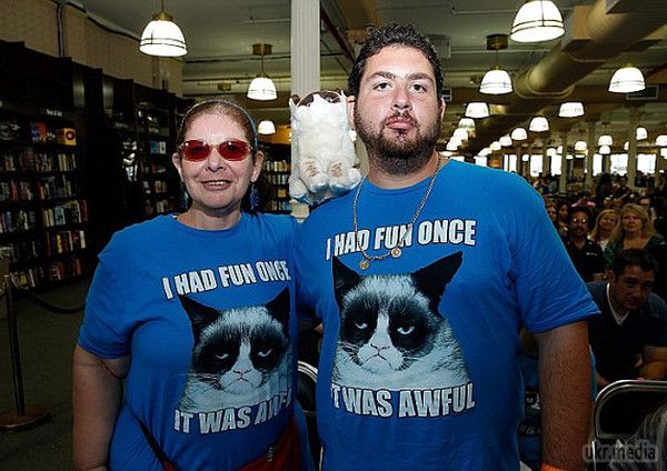 Знаменита Grumpy Cat заробила 100 млн $. Тим не менш, навіть сума, що перевищує гонорари таких голлівудських зірок, як Меттью Макконахі, Ніколь Кідман або Кемерон Діас, так і не змусила "Сердиту кішку" посміхнутися. 