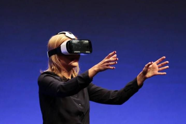 Шолом віртуальної реальності Gear VR від Samsung з'явився у продажу. Шолом віртуальної реальності Gear VR від Samsung тепер доступний для користувачів, про що свідчить інформація на офіційному сайті компанії. Вартість шолома складає 199 доларів США.