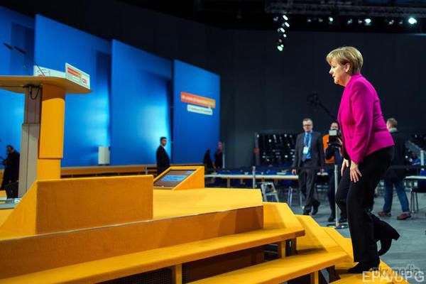 Ангелі Меркель стало погано під час інтерв'ю. Канцлер Німеччини Ангела Меркель раптово відчула себе погано під час інтерв'ю телеканалам ZDF і ARD, інтерв'ю довелося перервати і відновити через деякий час, повідомляє Bild.