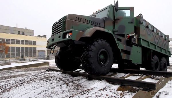 На схід України відправляють перший КрАЗ «Раптор» (відео). Перший, розроблений за замовленням Національної гвардії України бронеавтомобіль «Раптор» вже відправляють в зону АТО.