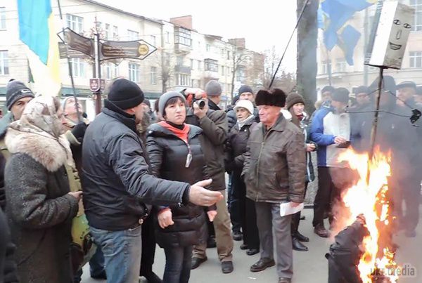  Чому жителі Вінниці не хочуть, щоб центральна площа стала як Майдан у Києві ?. В обласному центрі знову мітингують, а встановлювати мир прибув командир "Айдара".