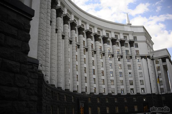 Уряд ініціює монетизацію пільг. Для ліквідації, за словами Яценюка, неефективних пільг планується внести зміни в 25 законів.