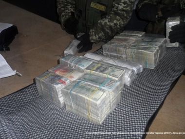 Українець намагався вивезти в Росію $700 тисяч і 12 млн рублів (фото+відео). Затриманий сховав готівкові гроші і фінансові документи в тайниках свого автомобіля.