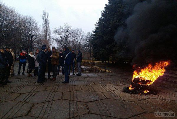 У Черкасах активісти палять шини і грають на барабанах (відео). Близько 30 черкаських активістів підпалили шини під стінами Черкаського окружного адміністративного суду. 