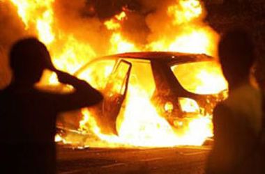У Львівській області вщент згоріли відразу два автомобілі. Причини пожежі з'ясовує міліція