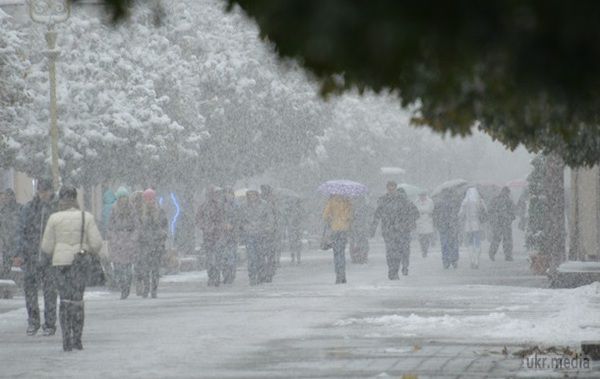 11 грудня в Україні оголошено штормове попередження. У ДАІ порекомендувала водіям під час ускладнення погодних умов утриматися від поїздок на особистому транспорті.