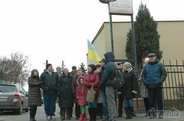 Українські біженці в Польщі: "Нас зараз відверто виганяють". Західний сусід поки не задовольнив жодного запиту про надання статусу біженця