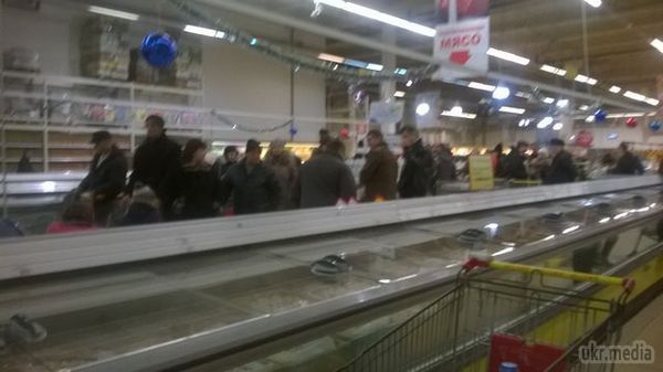 Донецькі супермаркети знову почали приймати банківські картки – на касах величезні черги (фото). Щоб оплатити покупку люди годинами стоять у чергах