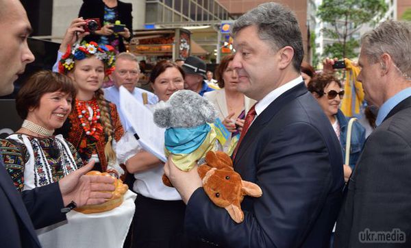 ФОТОФАКТ. Порошенку в Австралії подарували коалу і кенгуру. Президент отримав символічні подарунки