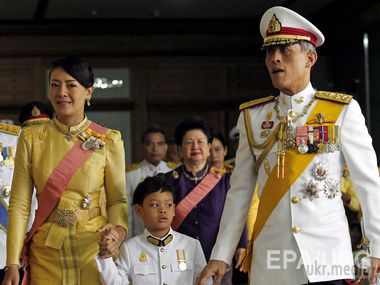 Дружина наслідного принца Таїланду принцеса Срирасми відмовилася від королівського статусу. Рішенням принцеси Срирасми Ахарафонгричи передував корупційний скандал, в результаті якого шістьох родичів тепер вже колишньої принцеси заарештували.