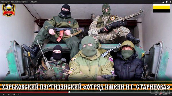 Терористи «харківські партизани» пообіцяли жителям Харкова розправу і привітали з Новим роком (відео). У мережі з'явилося чергове відео угруповання бойовиків так званих «харківських партизан», зняте в гаражі. 