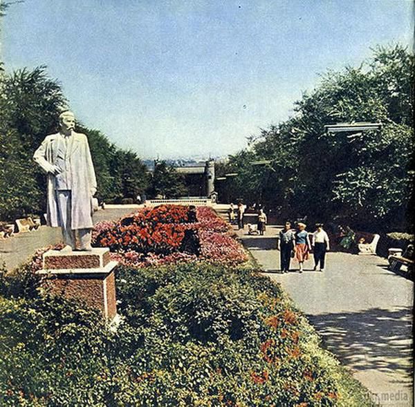 Теплий ламповий Донецьк за часів Хрущова. У 1962 році вийшов у світ чудовий фотоальбом з видами міста Донецька - «Донецьк 1962».