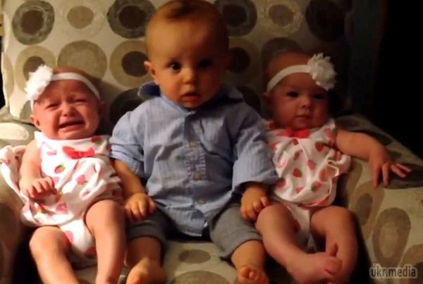 Зіркою інтернету став малюк, шокований "клонуванням" дівчинки. У мережі все більшу популярність набирає ролик про малюка, шокованого тим, що його посадили між дівчатками близнюками.