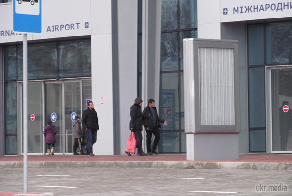 Чотири версії заборони польотів над Запоріжжям, Харковом і Дніпропетровськом. Аеропорти міст не приймають літаки третій день. Офіційних пояснень причин заборони немає.