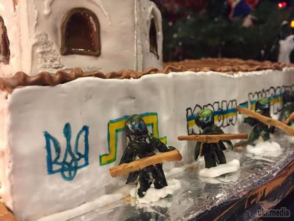 ФОТОФАКТ. Американка спекла торт із "зеленими чоловічками" і написом "Крим не ваш". Торт виготовлений з імбирного печива і солодощів