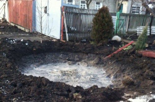 Фотографії воронок після сегоднешнего обстрілу Дебальцеве. Сьогодні, 15 грудня, від обстрілу бойовиків постраждав північний район міста Дебальцеве - селище «8 Березня». 