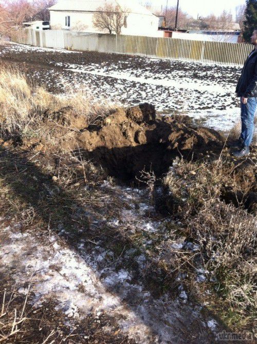 Фотографії воронок після сегоднешнего обстрілу Дебальцеве. Сьогодні, 15 грудня, від обстрілу бойовиків постраждав північний район міста Дебальцеве - селище «8 Березня». 