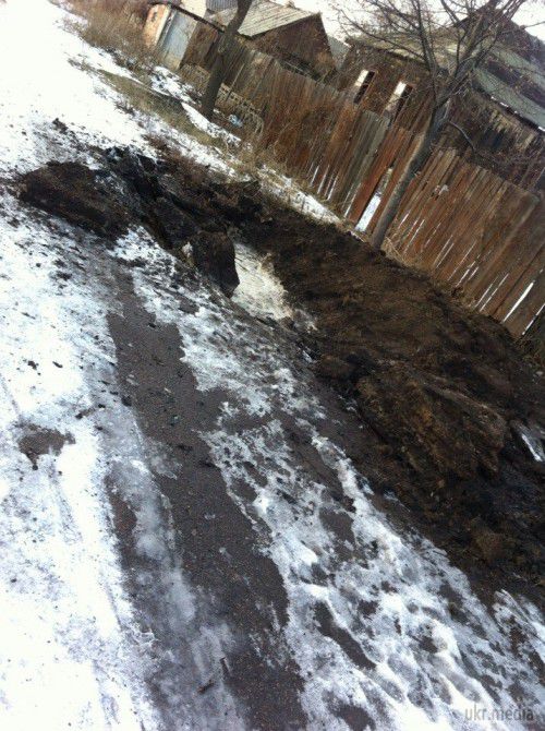 Фотографії воронок після сегоднешнего обстрілу Дебальцеве. Сьогодні, 15 грудня, від обстрілу бойовиків постраждав північний район міста Дебальцеве - селище «8 Березня». 