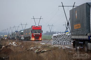 З боку офіційної української влади  немає реакції на скандал із зупинкою гуманітарного вантажу від Штабу Ахметова. У Штабі нагадують, що у них є всі необхідні документи, і вони готові надати їх будь-якій зацікавленій стороні