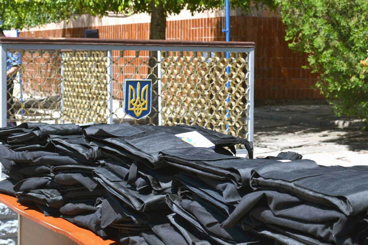 Після арешту чиновників Міноборони бронежилети для армії подешевшали. Міністерство оборони України за тиждень 3-10 грудня уклало ряд контрактів на поставку бронежилетів, рацій, одягу і взуття на суму 65,33 млн грн.